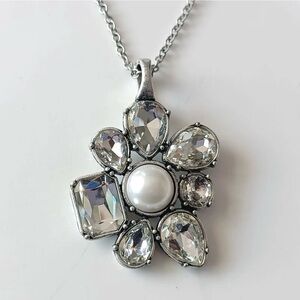 36” Premier Designs Faux Pearl & Rhinestone Flower Pendant Silver Tone Necklace